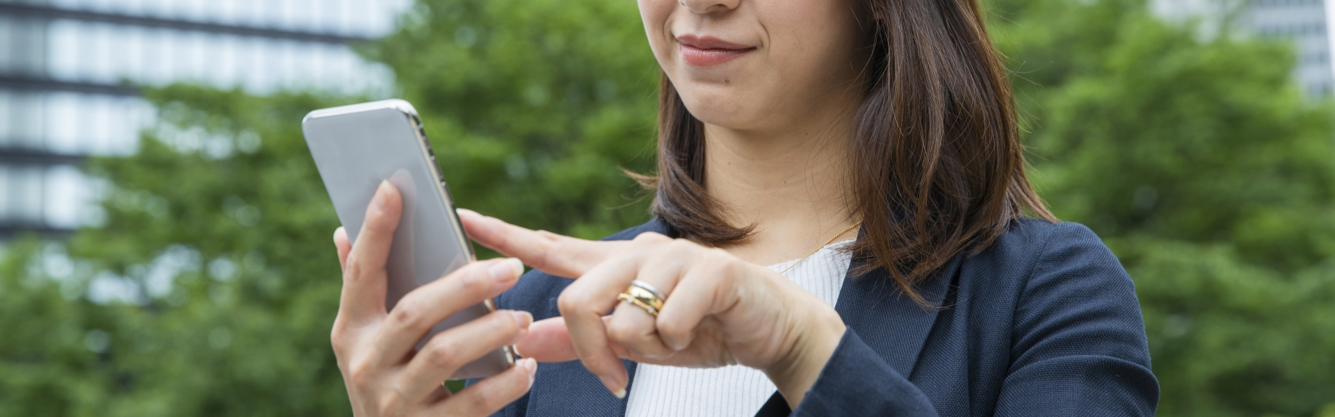 女性がスマートフォンを触っている様子